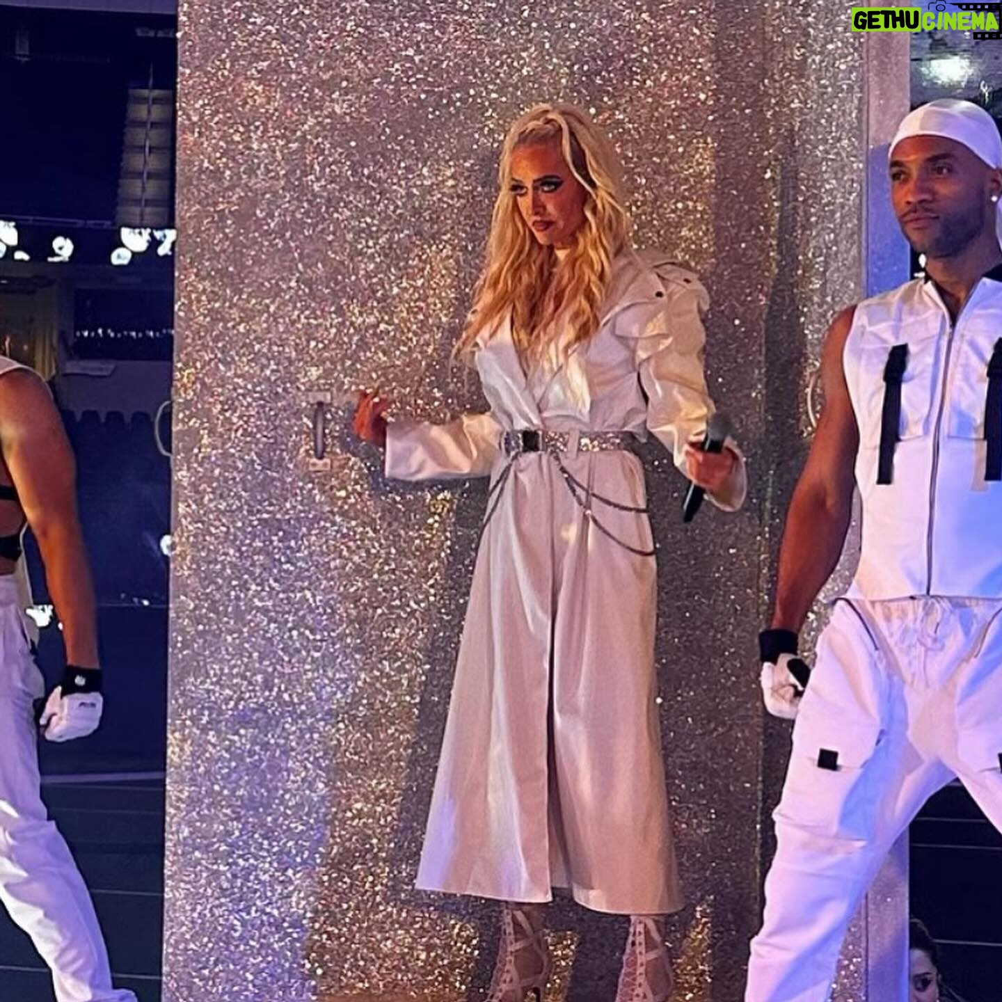 Kyle Richards Instagram - Tonight the season finale of #RHOBH! The White party is back 🤍 Thank you @sofistadium for allowing me the privilege of having this event at such an incredible place! Thank you @shishishikevinlee & @theprettymess for making this party extra special xx
And thank you all for watching this season 🙏