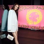 Jolin Tsai Instagram - 那一夜
凌時差 感謝宴
謝謝如桃花般蜂擁而至的貴人們
謝謝他們一直待在我身邊❤️🎁❤️🎁❤️🎁❤️

#ValentinoSpring24 #VALENTINOGARAVANI #LocoBag
@maisonvalentino
@celavitaipei
