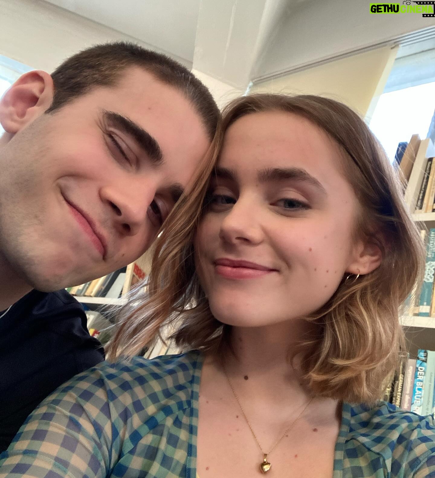 Clara Galle Instagram - A veces hay que renunciar a entender las cosas y simplemente vivirlas…
*Bruja y Dios griego hablando con Yoshi por la ouija* ✨
Hasta siempre❤️🔥
@atdmvnetflix @netflixes