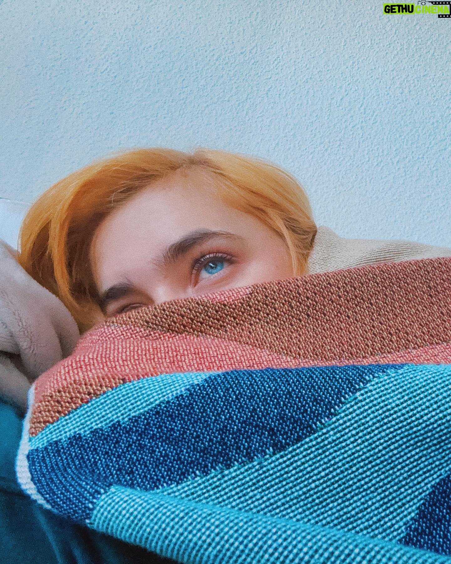 Clara Galle Instagram - Tengo 21 años y me afecta lo que pasa en el mundo.
Me atrevo a decir que hay muchos más jóvenes que, en situaciones privilegiadas o no, dan vueltas a aspectos sociales y tan distintos conflictos que inundan el panorama actual, y el panorama anterior, porque no difieren tanto, a fin de cuentas.
El poder de ser conscientes de lo que ocurre en nuestras vidas y en las de otros es una capacidad que se desarrolla por voluntad propia. Cuando la finalidad de documentarse sea entender y no dar forma a una opinión individualista nacerá la empatía.
Cuando pienso que no puedo dar solución a realidades tan complejas, me acuerdo que tengo la posibilidad afortunada de informarme.
Tengo 21 años, hay muchas cosas que no entiendo, y quiero comprender por qué se repiten una y otra vez.
•Imagen 1: Exposición “El muro de Berlín, un mundo dividido”. (Fundación Canal)
•Imagen 2 y 3: Libro “Tía Buena” de Alberto Olmos.
•Imagen 5 y 6: Libro “Apeirógono” de Colum McCann.
*Imagen 7 y 8: Exposición “Amazônia” de Sebastião Salgado (Fernán Gómez Centro Cultural)
*Imagen 9: Fragmento del libro “Artemisa” de Jean Shinoda Bolen.