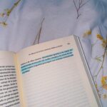 Clara Galle Instagram – Tengo 21 años y me afecta lo que pasa en el mundo.
Me atrevo a decir que hay muchos más jóvenes que, en situaciones privilegiadas o no, dan vueltas a aspectos sociales y tan distintos conflictos que inundan el panorama actual, y el panorama anterior, porque no difieren tanto, a fin de cuentas. 
El poder de ser conscientes de lo que ocurre en nuestras vidas y en las de otros es una capacidad que se desarrolla por voluntad propia. Cuando la finalidad de documentarse sea entender y no dar forma a una opinión individualista nacerá la empatía.
Cuando pienso que no puedo dar solución a realidades tan complejas, me acuerdo que tengo la posibilidad afortunada de informarme. 
Tengo 21 años, hay muchas cosas que no entiendo, y quiero comprender por qué se repiten una y otra vez.

•Imagen 1: Exposición “El muro de Berlín, un mundo dividido”. (Fundación Canal)
•Imagen 2 y 3: Libro “Tía Buena” de Alberto Olmos.
•Imagen 5 y 6: Libro “Apeirógono” de Colum McCann.
*Imagen 7 y 8: Exposición “Amazônia” de Sebastião Salgado (Fernán Gómez Centro Cultural)
*Imagen 9: Fragmento del libro “Artemisa” de  Jean Shinoda Bolen.