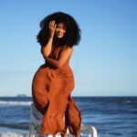 Juliana Alves Instagram – Celebro esse dia
Com essa minha tradução 
Em forma de imagens

Se acolher, se olhar atenta e se permitir…

Viva, Mulher!

Celebro minha mãe, minhas irmãs, sobrinhas, primas, amigas, minhas mais velhas e todas as mulheres que tem me fortalecido e me ensinado a ser quem sou. 
Celebro nossas ancestrais e as que forjaram nossos alicerces e abriram caminhos.
Celebro esse mar e as marés que me banham! 

– Ensaio do @guilhermelima completo na Revista @revmensch 🤎🧡❤️