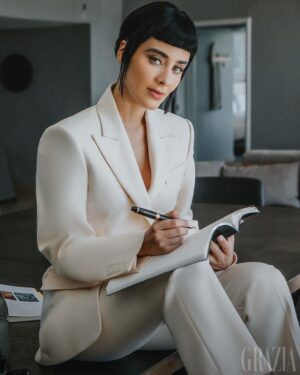 Esmeralda Pimentel Instagram - El arte de escribir, de inspirarte, tal vez se te ocurra un poema, una frase o un cuento…
Esmeralda Pimentel nos platica sobre sus proyectos y sus sueños a través de la nueva colección de MONTBLANC. 

Encuentra en esta edición de marzo a las mujeres influyentes del año y todo en moda, belleza y accesorios en los SPRING NEWS. 

No te pierdas de todo nuestro contenido en nuestra edición impresa, GRAZIA.MX y todas nuestras plataformas digitales. 

Agradecemos a @jwmarriottmx Polanco, todas las atenciones prestadas para la realización de esta producción.