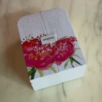 Esther Supreeleela Instagram - 🌸 Blooming Peonies Collection 2023 
กลุ่มผลิตภัณฑ์รุ่น Limited Edition 

ที่ได้รับการรังสรรค์จากศิลปินชาวโปแลนด์ Elzibieta Radziwill ด้วยลวดลายความสดใสสวยงามจาก”ดอกพิโอนี“หลากสีสัน  เป็นสัญลักษณ์ของความงาม ความรัก และความอุดมสมบูรณ์
 
#sisleyparisthailand
