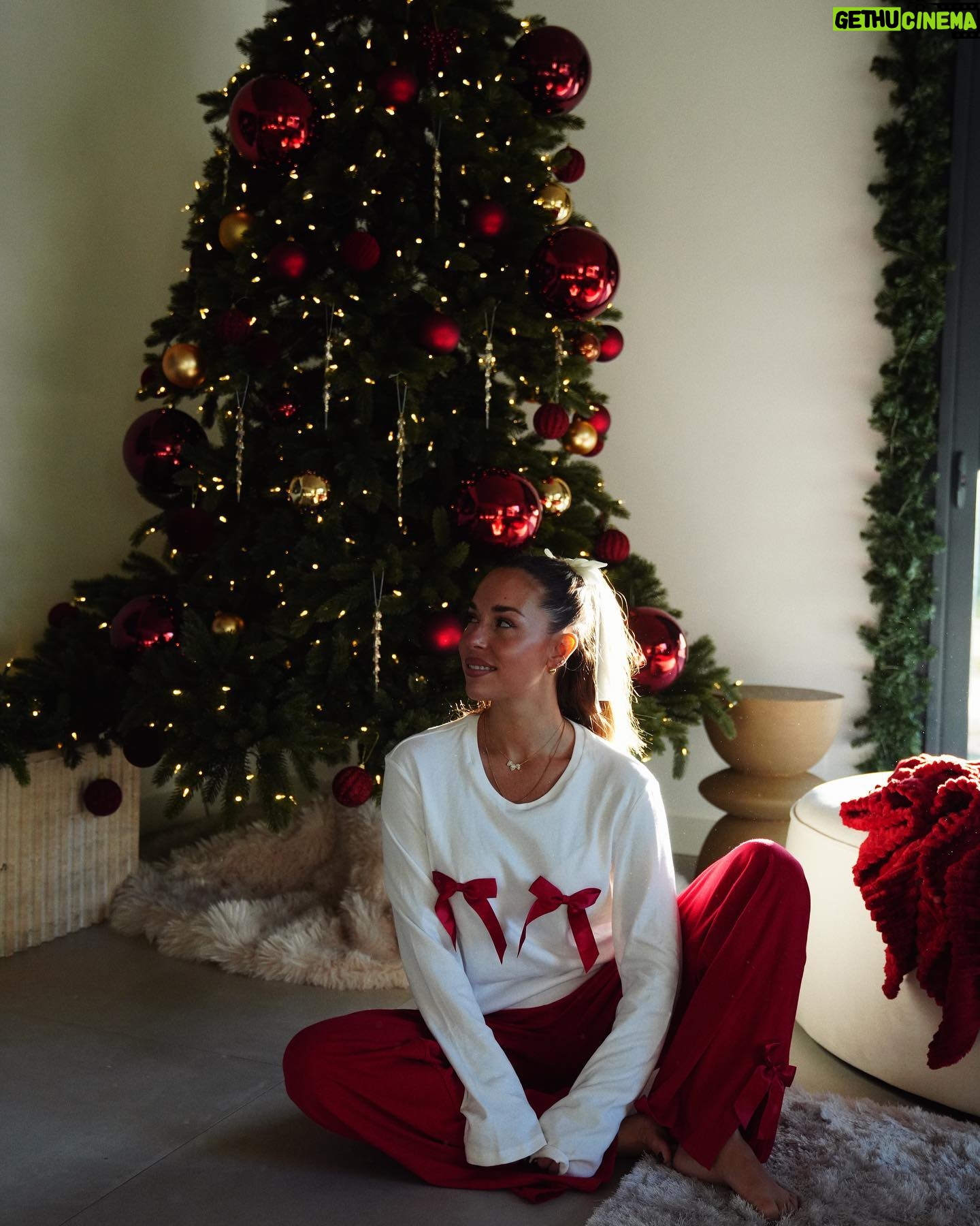 Stéphanie Durant Instagram - Christmas is around 🎄
Ma passion des pyjamas de noël ! Vous préférez quelles photos ? 🥹🙊
Pyjama @tezenisofficial 🎀 D’ailleurs, tous les pyjamas sont à -20% ⭐️
|Collaboration commerciale|
