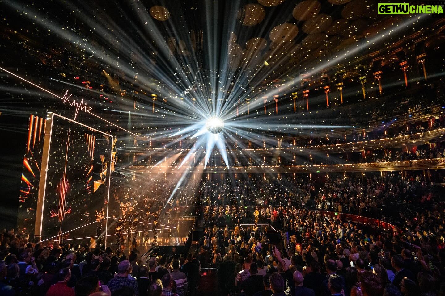 Kylie Minogue Instagram - WOOOWEEEE!! Thank you to everyone who tuned in to An Audience With Kylie on @itv 🤩 I had the most incredible night re-living memories, dancing with friends, and performing tracks from throughout the years. 💗ALL THE LOOOVERRRSSSS💗