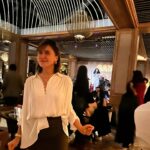 Şevval Sam Instagram - İstanbul’a tatile gelmek bana çok iyi geldi😉😁 @sixsenseskocatasmansions @sixsensesspaistanbul 
@sax.turkiye 
@torolatingastroistanbul 
#christmasmarket