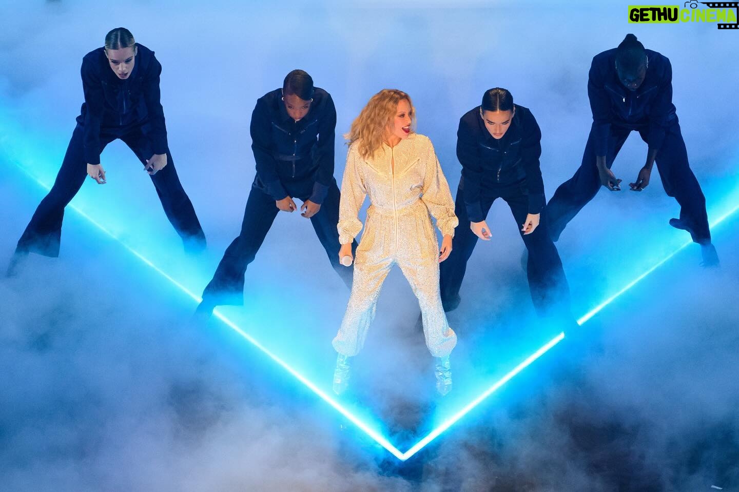 Kylie Minogue Instagram - WOOOWEEEE!! Thank you to everyone who tuned in to An Audience With Kylie on @itv 🤩 I had the most incredible night re-living memories, dancing with friends, and performing tracks from throughout the years. 💗ALL THE LOOOVERRRSSSS💗