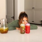 Jessie James Decker Instagram - Have Yourself a Merry Little Cocktail ✨🎅 How cute is this set of 4 color changing holiday tumblers 🤩 Shop this set   more at @walmart 🔗 Link in bio! What would you pour in these color changing holiday tumblers?! 

#justfeedme #justeat #jessiejamesdecker #holidaygiftingideas
