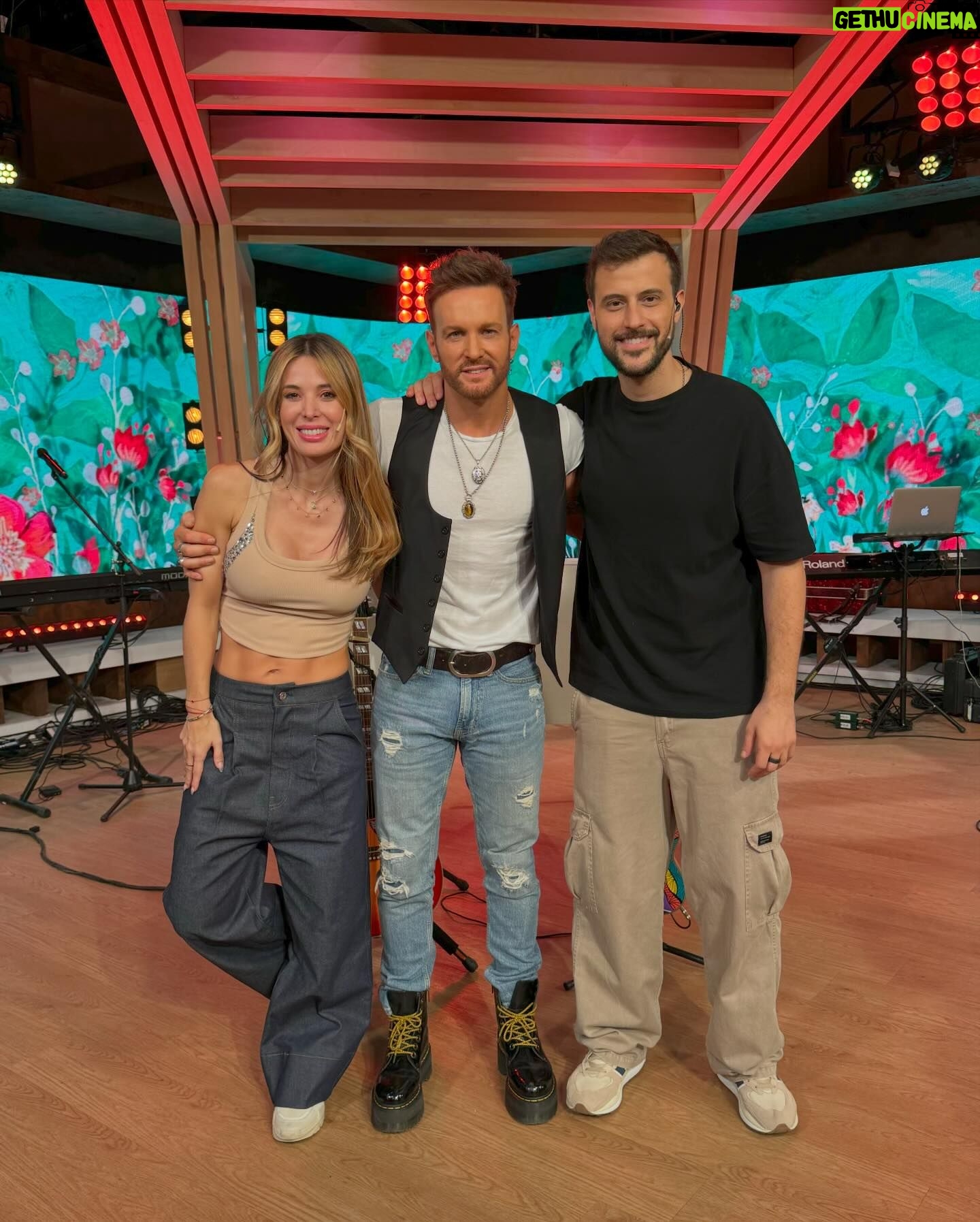 Jésica Cirio Instagram - DOMINGO EN LA PEÑA 📺
Les comparto un poquito de lo que vivimos ayer en Morfi. 🙌🏻 Gracias a los que siempre nos acompañan del otro lado de la pantalla. Y a cada uno de los artistas que nos visitan. Somos felices haciendo este programa. ☺️
Aprovecho y les dejo mi look:
⚡️ @iman_official
⚡️ @rickysarkany
⚡️ @bernardo.sever