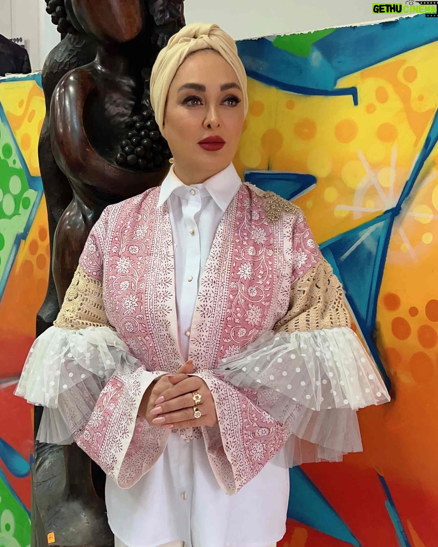 Elham Hamidi Instagram - .
کاش دستانم آن قدر بزرگ بود
که می توانستم چرخ و فلک دنیا را به
کام شما بچرخانم 🌹🌺
.
.
.
#زندگی #دنیا #خوشبختی