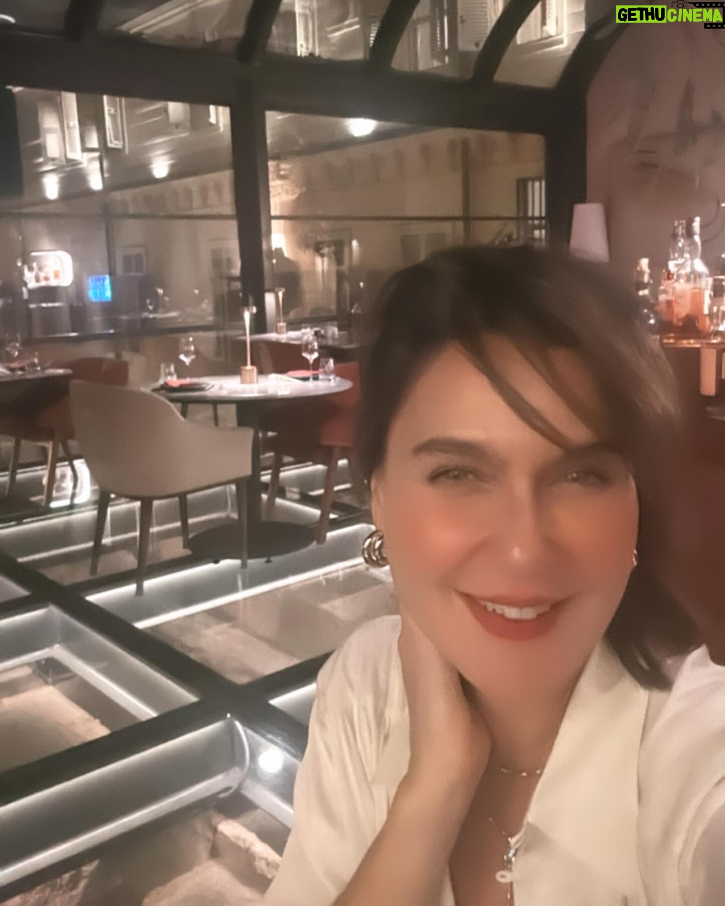 Şevval Sam Instagram - İstanbul’a tatile gelmek bana çok iyi geldi😉😁 @sixsenseskocatasmansions @sixsensesspaistanbul
@sax.turkiye
@torolatingastroistanbul
#christmasmarket