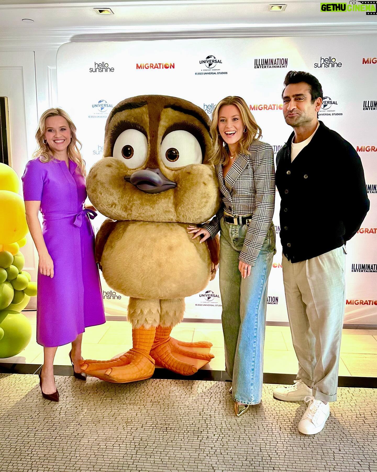 Elizabeth Banks Instagram - Cuteness overload đ¨ A big thank you to @reesewitherspoon and @hellosunshine for hosting a special screening of #MigrationMovie this weekend. The kiddos loved it. See @migrationmovie only in theaters this Christmas!