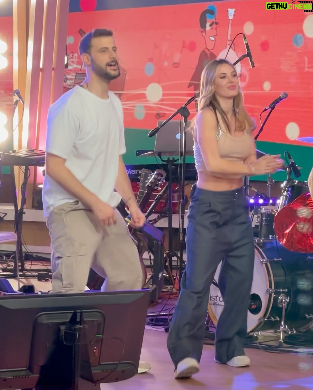 Jésica Cirio Instagram - DOMINGO EN LA PEÑA 📺
Les comparto un poquito de lo que vivimos ayer en Morfi. 🙌🏻 Gracias a los que siempre nos acompañan del otro lado de la pantalla. Y a cada uno de los artistas que nos visitan. Somos felices haciendo este programa. ☺️
Aprovecho y les dejo mi look:
⚡️ @iman_official
⚡️ @rickysarkany
⚡️ @bernardo.sever