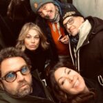 Vanessa Incontrada Instagram - I miei compagni di viaggio in teatro .. i miei amici 😘😊. Tour2023. Scusa sono in riunione ti posso richiamare .