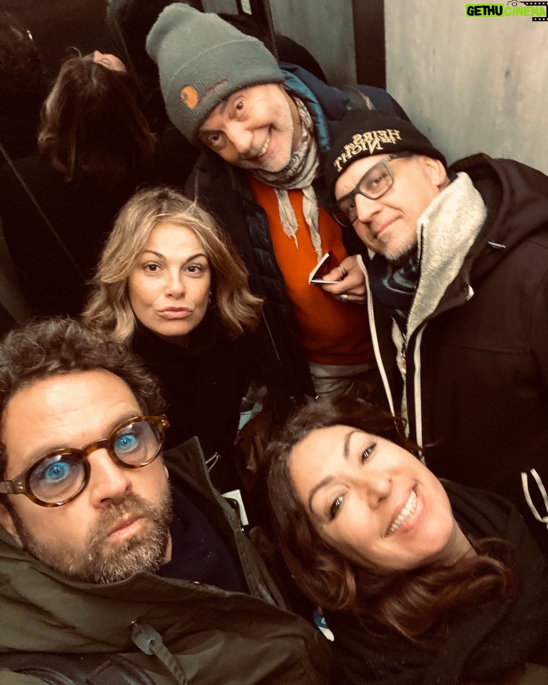 Vanessa Incontrada Instagram - I miei compagni di viaggio in teatro .. i miei amici 😘😊. Tour2023. Scusa sono in riunione ti posso richiamare .