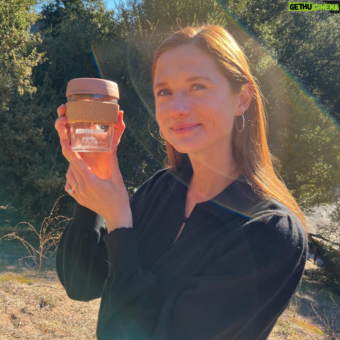 Bonnie Wright Instagram - This EARTHLING loves coffee! My @keepcup just got a @gogently.earth upgrade. Find your’s exclusively on www.gogently.earth ☕️ link in bio