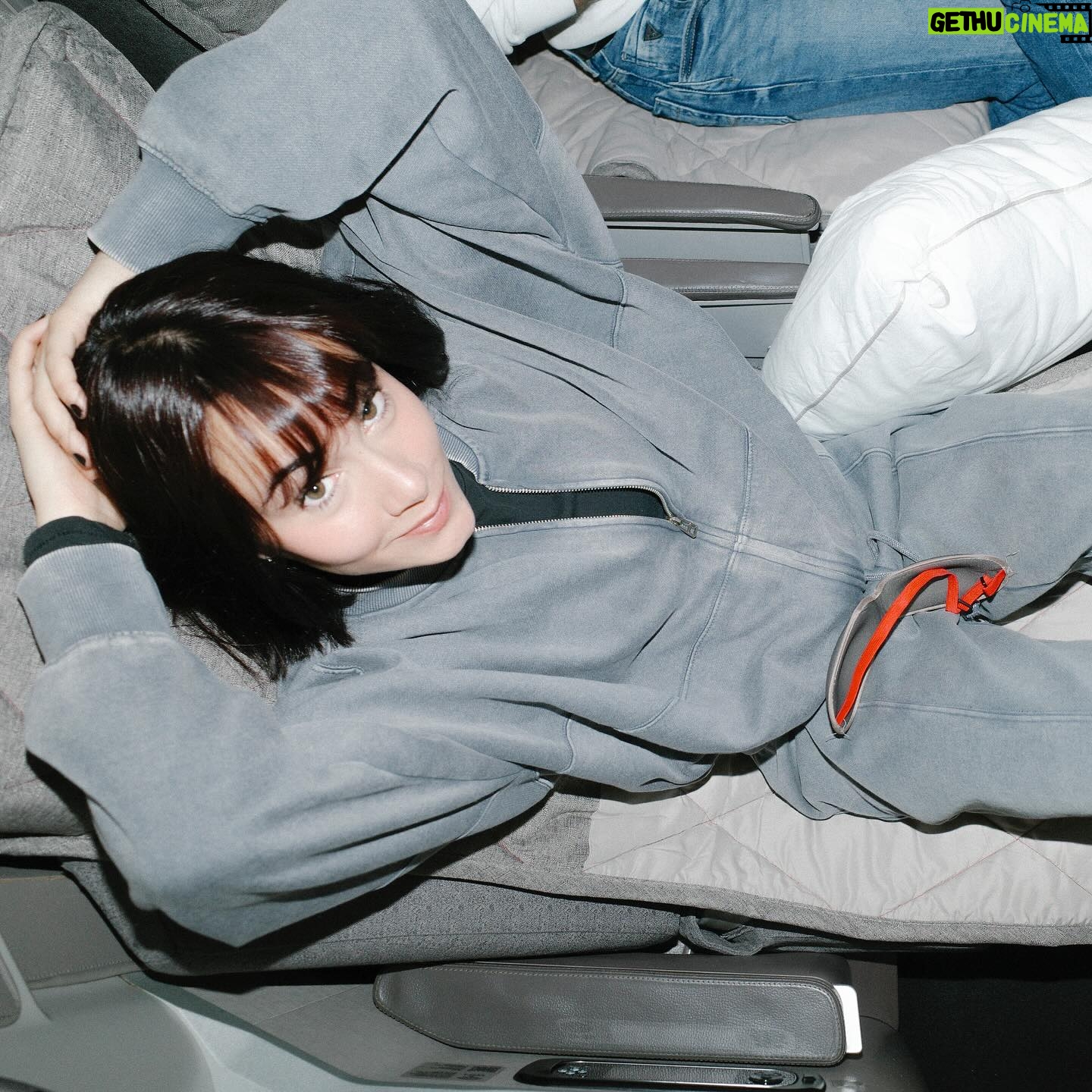 Aitana Instagram - Chile ya estamos aquíiiiii 🩷🩷
como siempre volando con los mejoressss @iberia <3333 nos vemos mañana 💭💭💭💭💭 #alphatour
