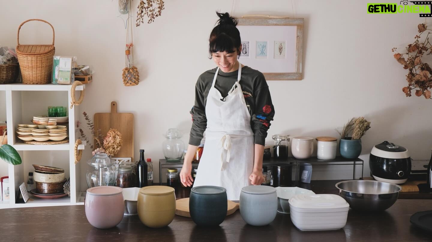 Asami Mizukawa Instagram - @ellegourmetjp 水川発酵食道
第四回目は『糠漬け』
今回は寺本りえ子さんに教えて頂きました!
撮影のちょうど前日、りえ子さんに習って豆板醤を作っていたので偶然にも2日続けて会えることに♡
糠床の作り方、糠床の調子の見方、糠漬けのやり方、出来上がった糠漬けで作る美味しいご飯。
糠床は宇宙🪐
なんでも美味しくて身体に良いものになっちゃうんだから。
りえ子さんありがとう!りえ子さんのご飯はよ食べたいよ〜🤤