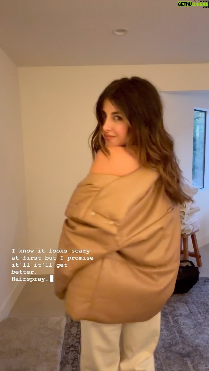 Daniella Monet Instagram - i feel like i was born naturally chaotic, and have to work every day to slooooow down, but that’s neither here nor there 😁 enjoy this dirty, wavy hair tutorial