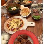 Nozomi Sasaki Instagram - 美玲ちゃんのお誕生日会では、
絢の手作りご飯を食べて幸せ🍴♡
どれも本当に美味しい！子供用にも沢山用意してくれてた👦🏻感謝。

絢は冬でもタンクトップで元気なんです😆
エプロン姿で料理を運ぶ様子は、いつもの光景で当たり前過ぎるけど、今回撮ってみた🤳
相変わらずいい女🥰