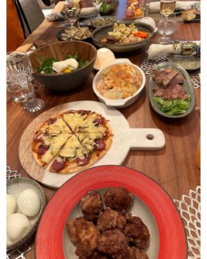 Nozomi Sasaki Instagram - 美玲ちゃんのお誕生日会では、
絢の手作りご飯を食べて幸せ🍴♡
どれも本当に美味しい！子供用にも沢山用意してくれてた👦🏻感謝。

絢は冬でもタンクトップで元気なんです😆
エプロン姿で料理を運ぶ様子は、いつもの光景で当たり前過ぎるけど、今回撮ってみた🤳
相変わらずいい女🥰