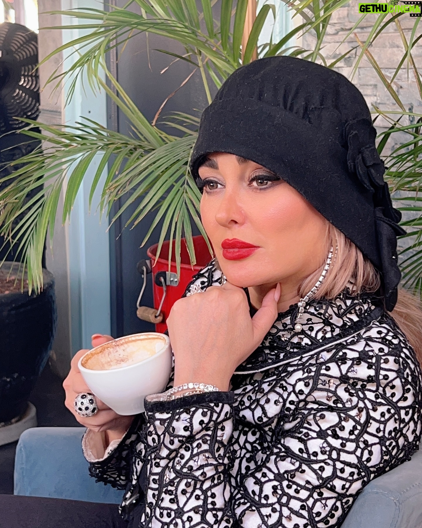 Elham Hamidi Instagram - .
می دانم اگر:
قضاوت نادرستی در مورد کسی بکنم
دنیا تمام تلاشش را می کند که
مرا در شرایط او قرار دهد تا
به من ثابت کند
در تاریکی،همه ی ما شبیه یکدیگریم.
.
.
.
#قضاوت