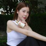 Esther Supreeleela Instagram - 🌸 Blooming Peonies Collection 2023 
กลุ่มผลิตภัณฑ์รุ่น Limited Edition 

ที่ได้รับการรังสรรค์จากศิลปินชาวโปแลนด์ Elzibieta Radziwill ด้วยลวดลายความสดใสสวยงามจาก”ดอกพิโอนี“หลากสีสัน  เป็นสัญลักษณ์ของความงาม ความรัก และความอุดมสมบูรณ์
 
#sisleyparisthailand