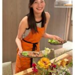 Nozomi Sasaki Instagram - 美玲ちゃんのお誕生日会では、
絢の手作りご飯を食べて幸せ🍴♡
どれも本当に美味しい！子供用にも沢山用意してくれてた👦🏻感謝。

絢は冬でもタンクトップで元気なんです😆
エプロン姿で料理を運ぶ様子は、いつもの光景で当たり前過ぎるけど、今回撮ってみた🤳
相変わらずいい女🥰