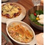 Nozomi Sasaki Instagram - 美玲ちゃんのお誕生日会では、
絢の手作りご飯を食べて幸せ🍴♡
どれも本当に美味しい！子供用にも沢山用意してくれてた👦🏻感謝。

絢は冬でもタンクトップで元気なんです😆
エプロン姿で料理を運ぶ様子は、いつもの光景で当たり前過ぎるけど、今回撮ってみた🤳
相変わらずいい女🥰