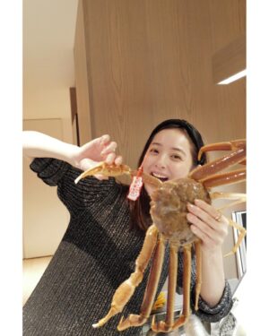 Nozomi Sasaki Instagram - 美玲ちゃんのお誕生日会では、
絢の手作りご飯を食べて幸せ🍴♡
どれも本当に美味しい！子供用にも沢山用意してくれてた👦🏻感謝。

絢は冬でもタンクトップで元気なんです😆
エプロン姿で料理を運ぶ様子は、いつもの光景で当たり前過ぎるけど、今回撮ってみた🤳
相変わらずいい女🥰