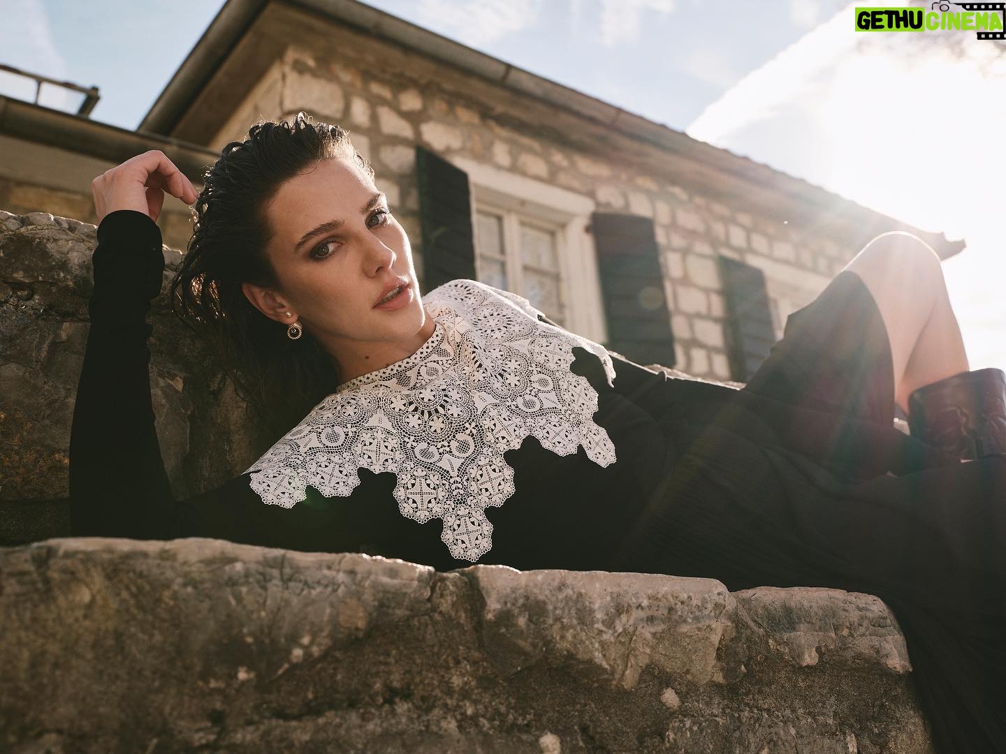 Alina Boz Instagram - @marieclairetr 🖤
Yayın Direktörü: @isiksimsek
Röportaj: @selinerkmen
Fotoğraflar: @koraybirand
Moda Direktörü: @nazlikayran
Styling Asistanı: @ekinsuoktar
Saç: @no21istanbul | @feritbelli
Makyaj: @batuhansaraa
Fotoğraf Asistanı: @baristeksan
Video: @batuhankucam | @artandist