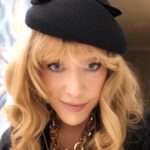 Alla Pugatcheva Instagram - Идем с Максом на Юбилей замечательного человека и музыканта. Андрею Макаревичу 70 лет.Будем гулять «Пока не меркнет свет,пока горит свеча»
Всем привет ❤️