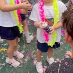 Jésica Cirio Instagram - Dump de estos días 📸:
1- Con la más linda después de su competencia 😍
2- En el camarín antes de arrancar la Peña 🙌🏻
3- Alguien está feliz porque empezó las vacas 🥳
4- Juntada con amigas 🫶🏻
5- Mostrando mi look de @iman_official que me encantó 👗
6- Chau jardín 👋🏻
7- Armando el arbolito con Chloe 🎄
8- Selfie en el auto 🚘
9- Amo verla bailar 💃🏻
10- Un poquito de espuma 🙈