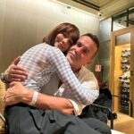 Aitana Instagram - Papa. 
Te escribo esto ya llorando y todavía ni he empezado.
Te tengo aquí al lado mío de la cama, porque duermes conmigo cuando me siento sola, cuando más te necesito y ahí estás, siempre, para acompañarme en las noches más oscuras y también en las más luminosas. Para reírnos sin parar por tonterías o llorar sin parar por lo mismo. 
Ahí estás cuando no sé a quién recurrir, obvio tú y la mama pero… pero hoy es tu cumpleaños y no uno cualquiera, ya son 60. 
Siempre dices que vas a llegar a los 100 y yo sé que sí, porque no he conocido a nadie con tanta vida como tú. 
Me acuerdo de todas las veces que te gritaba desde mi habitación y te decía “papa ven, tengo miedo”, y tú venías y estabas conmigo hasta que me dormía, muchas veces entreabría los ojos y te decía “por favor no te vayas” y tú siempre me decías “aquí voy a estar siempre”. 
Ni una sola vez has incumplido esa promesa, y se que eso es algo que solo tú harías por mi. 
Gracias por acompañarme en el camino, por cogerme de la mano y saltar, contigo no da miedo la caída. 
Por recordarme cada día que puedo con todo lo que me proponga. 
Siempre bromeo contigo y te digo que me has creado muchos miedos, siempre has querido protegerme de todo, pero en realidad si estoy donde estoy es gracias a ti y a la mama. Soy valiente por vosotros. Gracias por todo lo que me has enseñado y me sigues enseñado diariamente. 
Eres mi padre pero también un gran amigo, y eso es una suerte. 
Te quiero papá, 
feliz cumpleaños, felices 60.