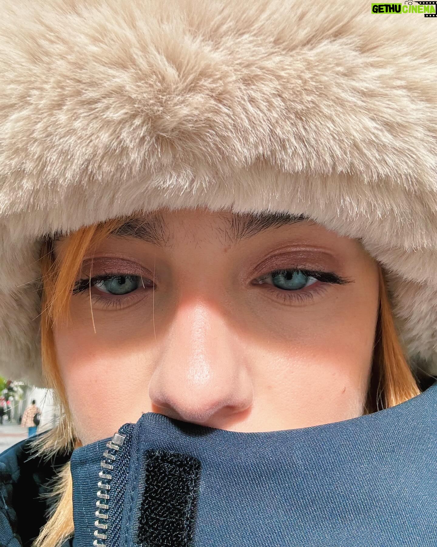 Clara Galle Instagram - Estos días están siendo realmente bonitos. 🥞💛I
1:”Head in the clouds” my fav song at the moment
2:Tengo un gorro calentito
3:Buen combo el de @voguespain x @tousjewelry 🖤🤍
4: Lo mejor del Mundó: la compañía
5:Plátano mascarpone en los pancakes 🥞 (best como)
6:Un selfie para mis papis, que vean que me abrigo ❤️🩹
7:Es que el corset es incredible
8: Los amarillos son preciosos
9: Mal día? Ginger shoot. Buen día? Ginger shoot
10: MUAAA🩷