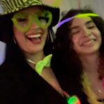 Scarlet Ortiz Instagram - Invitaron a @barbarabrianaburkle a unos 15 años y Yo fui con ella 😂🤪 No estoy preparada para dejarla sola en la fiesta y luego ir a buscarla 🥴 tiene 13, a mi me dejaron a las 15 y creo seré igual! Cada quien cría a sus hijos como quiera y como pueda y eso lo respeto pero Si! soy mamá gallina 🐓🤣 ! Fue superrrr rumbiar con mi princesa y lo mejor es que a ella no le da pena que su mamá esté ahí con ella 🙌🏻🥳🙏🏻 Cuidando a mi pollito!  #partymomanddaughter