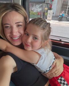Jésica Cirio Instagram - Dump de estos días 📸:
1- Con la más linda después de su competencia 😍
2- En el camarín antes de arrancar la Peña 🙌🏻
3- Alguien está feliz porque empezó las vacas 🥳
4- Juntada con amigas 🫶🏻
5- Mostrando mi look de @iman_official que me encantó 👗
6- Chau jardín 👋🏻
7- Armando el arbolito con Chloe 🎄
8- Selfie en el auto 🚘
9- Amo verla bailar 💃🏻
10- Un poquito de espuma 🙈