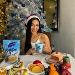 Sanya Lopez Instagram - Christmas is not complete without bibingka, ham, and queso de bola. Mas sumasarap pa pag may kasamang mainit na kape. At dahil syempre kailangan pa rin i-maintain ang aking figure, the best partner talaga itong San Mig Sugar Free! It has lower calories kaya #GuiltFreeCoffeeSarap kahit ilang beses pa ako uminom nito! 🩵