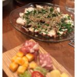 Nozomi Sasaki Instagram - 美玲ちゃんのお誕生日会では、
絢の手作りご飯を食べて幸せ🍴♡
どれも本当に美味しい！子供用にも沢山用意してくれてた👦🏻感謝。

絢は冬でもタンクトップで元気なんです😆
エプロン姿で料理を運ぶ様子は、いつもの光景で当たり前過ぎるけど、今回撮ってみた🤳
相変わらずいい女🥰