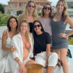 Jésica Cirio Instagram - Dump de estos días 📸:
1- Con la más linda después de su competencia 😍
2- En el camarín antes de arrancar la Peña 🙌🏻
3- Alguien está feliz porque empezó las vacas 🥳
4- Juntada con amigas 🫶🏻
5- Mostrando mi look de @iman_official que me encantó 👗
6- Chau jardín 👋🏻
7- Armando el arbolito con Chloe 🎄
8- Selfie en el auto 🚘
9- Amo verla bailar 💃🏻
10- Un poquito de espuma 🙈