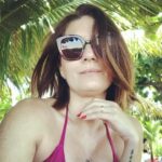 Monica Iozzi Instagram - Em 2009, eu vivia uma das fases mais delicadas da minha vida. Eu não estava conseguindo me sustentar em São Paulo, não conseguia me manter trabalhando  apenas com teatro. Decidi então dar um passo atrás e voltar pra casa da minha mãe em Ribeirão Preto, me reorganizar e recomeçar.

Meu melhor amigo, Carlos Henrique (que vive até hoje em Ribeirão) fez questão de me apresentar seu grupo de amigos. Ali me senti acolhida como se já os conhecesse há anos. Elis era uma dessas pessoas.

Divertida, inteligente, generosa, braba, de opiniões fortes e com uma pitadinha de “loucura”. Meu tipo de gente. Sempre senti que viemos da mesma nave mãe.

Como foram boas as nossas conversas, as nossas bebedeiras, os nosso jantares na casa da Carol. 
Elis me fazia rir, dava bronca quando necessário e me abraçava em seguida. 

Nunca vou me esquecer do seu entusiasmo quando eu me inscrevi para o concurso do CQC… “Monicão, isso já é seu!”

Nunca vou me esquecer da sua indignação quando eu começava a me relacionar com um cara que ela reprovava. E sim, ela sempre estava certa.

Nunca vou me esquecer dos nossos papos sobre TV, sobre cinema, sobre música, sobre amizade, amor, trabalho, sobre a vida.

Depois do meu retorno a São Paulo, a gente foi se vendo cada vez menos. Nos falávamos aqui pelo Instagram, pelo WhatsApp. Mas a convivência foi diminuindo cada vez mais. Nossas vidas corridas e em cidades diferentes foram protelando o abraço.

Que pena. Gostaria de poder voltar atrás, gostaria de tê-la abraçado mais vezes, dado mais risadas juntas, beber mais algumas cervejas.

Mas agora tento apenas ser grata pelo tempo que tivemos juntas. E que tempo maravilhoso!

Você partiu cedo demais, Ângela. 
Ângela… O apelido que dei a ela pouco depois de nos conhecermos. Elis, Elisangela, Ângela.
Como ela ria quando eu já chegava gritando: “ÂNGELA, sua demônia!”

Você vai fazer muita falta, minha querida. 
Obrigada por me receber na sua vida de maneira tão generosa.
Eu te amo. Pra sempre!

Ah, escolhi a música - Paciência - porque ela me traz uma lembrança deliciosa. Certa vez estávamos num show do Lenine e ele só tocou músicas novas. Elis indignada: “CARAL***! TOCA PACIÊNCIA PORRA!”
A cara dela. ☺️