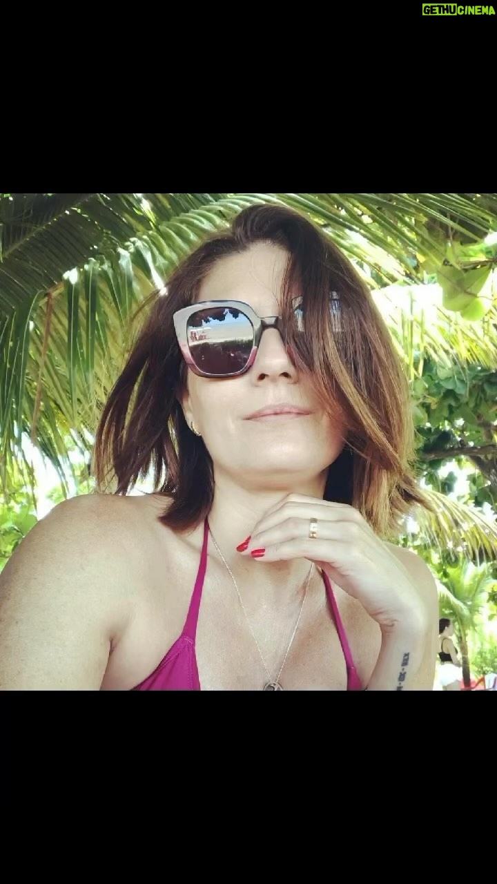 Monica Iozzi Instagram - Em 2009, eu vivia uma das fases mais delicadas da minha vida. Eu não estava conseguindo me sustentar em São Paulo, não conseguia me manter trabalhando apenas com teatro. Decidi então dar um passo atrás e voltar pra casa da minha mãe em Ribeirão Preto, me reorganizar e recomeçar.
Meu melhor amigo, Carlos Henrique (que vive até hoje em Ribeirão) fez questão de me apresentar seu grupo de amigos. Ali me senti acolhida como se já os conhecesse há anos. Elis era uma dessas pessoas.
Divertida, inteligente, generosa, braba, de opiniões fortes e com uma pitadinha de “loucura”. Meu tipo de gente. Sempre senti que viemos da mesma nave mãe.
Como foram boas as nossas conversas, as nossas bebedeiras, os nosso jantares na casa da Carol.
Elis me fazia rir, dava bronca quando necessário e me abraçava em seguida.
Nunca vou me esquecer do seu entusiasmo quando eu me inscrevi para o concurso do CQC… “Monicão, isso já é seu!”
Nunca vou me esquecer da sua indignação quando eu começava a me relacionar com um cara que ela reprovava. E sim, ela sempre estava certa.
Nunca vou me esquecer dos nossos papos sobre TV, sobre cinema, sobre música, sobre amizade, amor, trabalho, sobre a vida.
Depois do meu retorno a São Paulo, a gente foi se vendo cada vez menos. Nos falávamos aqui pelo Instagram, pelo WhatsApp. Mas a convivência foi diminuindo cada vez mais. Nossas vidas corridas e em cidades diferentes foram protelando o abraço.
Que pena. Gostaria de poder voltar atrás, gostaria de tê-la abraçado mais vezes, dado mais risadas juntas, beber mais algumas cervejas.
Mas agora tento apenas ser grata pelo tempo que tivemos juntas. E que tempo maravilhoso!
Você partiu cedo demais, Ângela.
Ângela… O apelido que dei a ela pouco depois de nos conhecermos. Elis, Elisangela, Ângela.
Como ela ria quando eu já chegava gritando: “ÂNGELA, sua demônia!”
Você vai fazer muita falta, minha querida.
Obrigada por me receber na sua vida de maneira tão generosa.
Eu te amo. Pra sempre!
Ah, escolhi a música - Paciência - porque ela me traz uma lembrança deliciosa. Certa vez estávamos num show do Lenine e ele só tocou músicas novas. Elis indignada: “CARAL***! TOCA PACIÊNCIA PORRA!”
A cara dela. ☺️