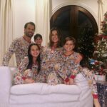 Jessie James Decker Instagram - 🎄Last Christmas as a family of 5 until baby brother is here❤️ We love you already sweet boy💙🎁🎄✨Merry Christmas Eve y’all🎄