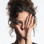 Özge Özpirinçci Instagram – Ben sisteme hep meydan okuyacağım, her zaman asi olacağım. Çok sevdiğim bir söz var, “Kendinizden şüphe duymanızdan fayda sağlayan bir toplumda kendinizi sevmek en büyük meydan okumadır”, benim zaten en büyük meydan okumam kendimi olduğum gibi sevmem ve kabul etmemdi. Bununla ilgili rahatsızlık duyan birini gördüğüm zaman çok hoşuma gidiyor.
Aralık’23 @hakangence röportajı.