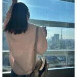 Nozomi Sasaki Instagram - .
昨日の私服🦩
tops.denim#iNtimite
bag#fendi #pr

入り時間の青空きれい。
そして、収録終わった後に見た東京タワーも素敵♡

@intimite_onemile