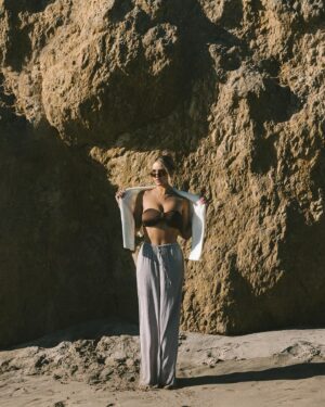Kinsey Wolanski Instagram - I am definitely more of a mountain girl but gotta say December 75degree beach days aren’t too bad in California
