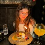 Daniela Calle Instagram - 27!🎂

1. Primera vez que cumplo en Mexico y me cantan las mañanitas 🇲🇽🫔🌯🌮
2. Cierre de un retiro que hice donde conocí personas que me llevo en mi corazon para toda la vida❤️‍🔥
3. El amor me recogió y me llevo a una sorpresa hermosa de 🐴🥹 
4. También comi nigiris 🍣
5. Un cumpleaños muy diferente pero MUY especial. 
6. Con el corazon muy agradecido por todo el amor que recibí🫶🏼