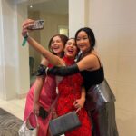 Anna Cathcart Instagram - @unforgettablegala once again living up to its name❤️ left this event feeling so in awe of the incredible talent within the Asian community and so inspired to keep making more art !!! also thank you @character.media for making this sister reunion happen i may have shed a tear