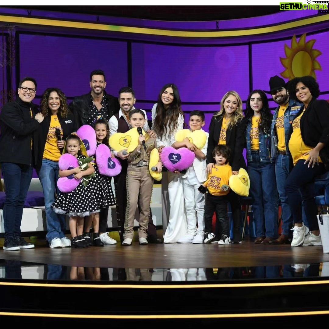 Sherlyn Instagram - Somos los mismos desde hace años solo qje cada dia aparecen más niños en nuestras fotos! somos los mismos... pero ya no somos iguales, @teletonusa he hecho crecer nuestro amor,nuestra empatia, nuestras ganas de ayudar, hemos sido testigos de la rehabilitacion de muchos de nuestros niños, y digo nuestros por que cada que donamos y nos comprometemos con la causa nos hacemos familia. Volvamos a hacer el milagro de amor #teleton2023
@raultvgonzalez @karlamartineztv @francisca @borjavoces @alejandraespinoza @chefjesus @jossfavela